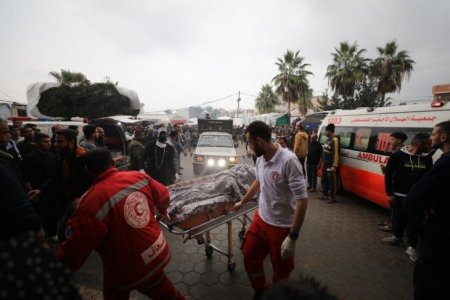 الدفاع المدني: انتشال جثامين خمسة شهداء في مخيم المغازي