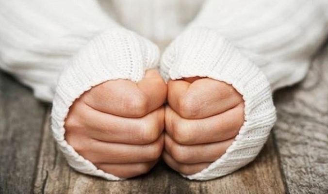 بعيدا عن الطقس.. هذه أسباب برودة أصابع اليدين