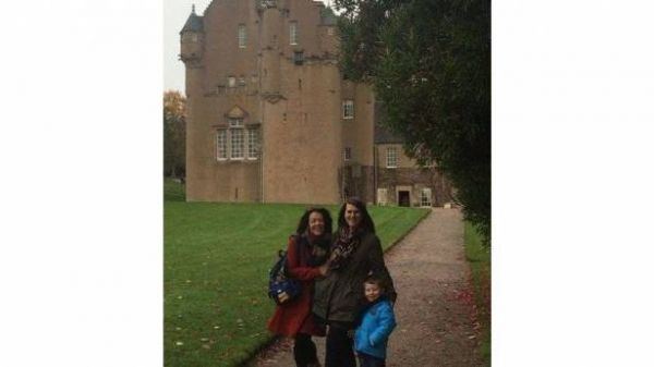 التقط الأب صورة تذكارية لعائلته أمام قلعة.. لكن ما ظهر في الصورة كان مخيفا