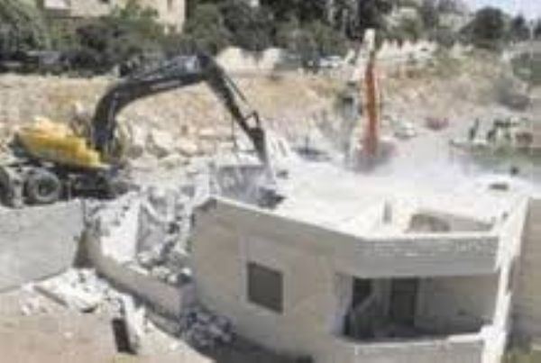 الاحتلال يجبر مقدسيا على هدم منزله ومنزل شقيقه في القدس