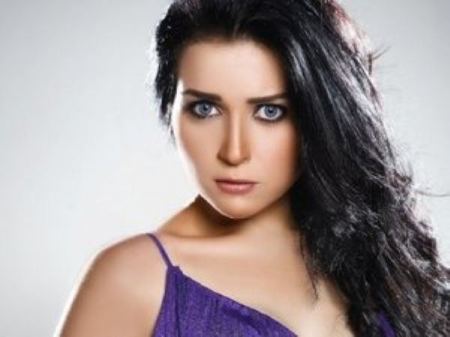 صور مي عز الدين تكشف عن حبها لهذا الفنان الشاب