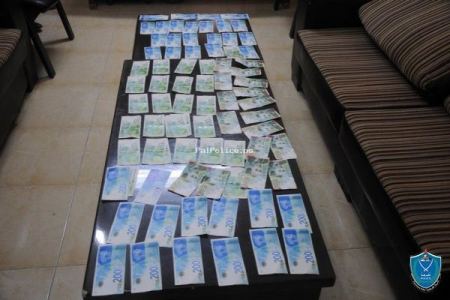الشرطة تقبض على شخص بتهمة ترويج عمله مزيفة