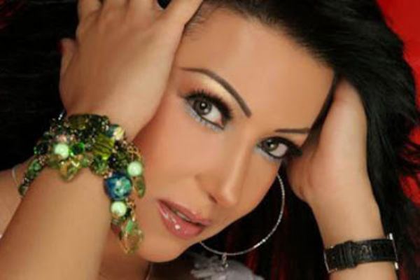 بالصور.. حذاء سمية الخشاب وفستان عبير صبري الجريء يثيران الجدل