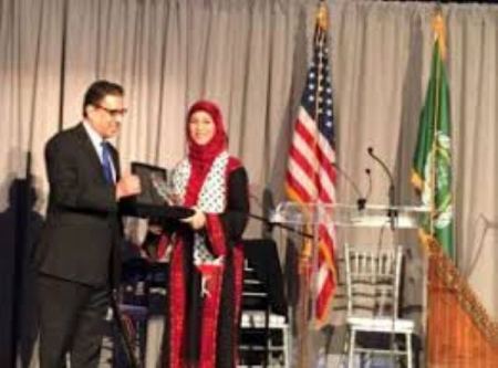 فوز المعلمة الحروب بجائزة المرأة العربية