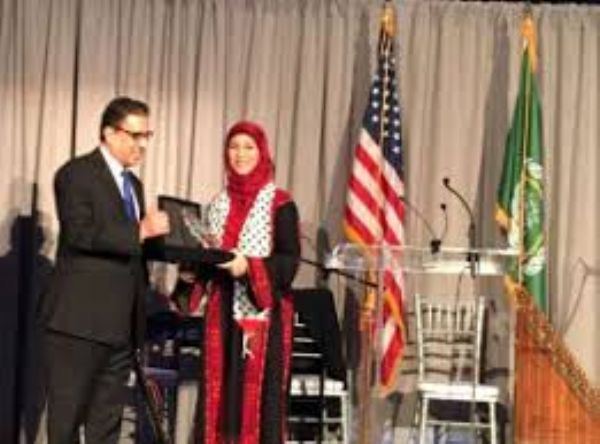 فوز المعلمة الحروب بجائزة المرأة العربية