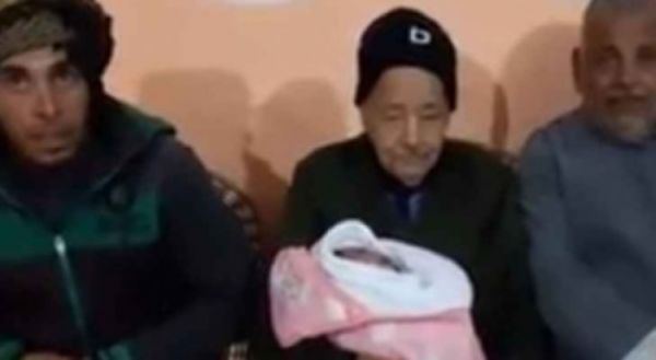 ثمانيني يرزق بمولوده في غزة