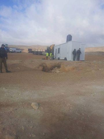 الخليل: الاحتلال يستولي على عيادة طبية في مسافر يطا