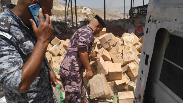 الضابطة الجمركية تتلف كمية من بضائع المستوطنات