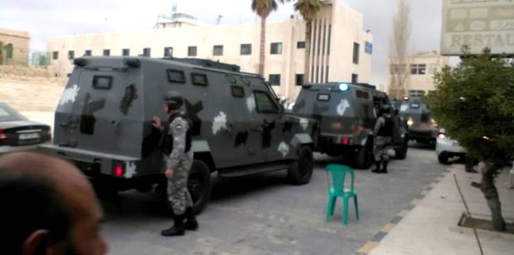 الأمن العام الاردني يعلن مقتل 4 من عناصره و سائحة كندية في الكرك