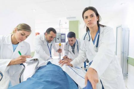  صورة| وصل فاقداً وعيه وحينما بدأ الأطباء انعاشه توقفوا وتركوه يموت!