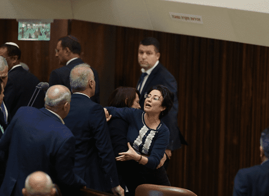 عراك بين النائب حنين الزعبي والمتطرف حازان في جلسة 