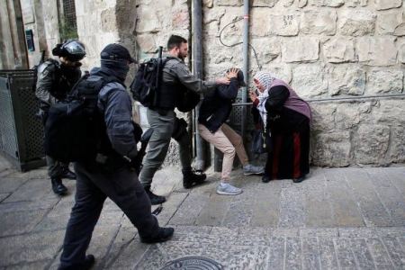 الاحتلال يعتدي على متظاهرين وصحفيين بالقدس