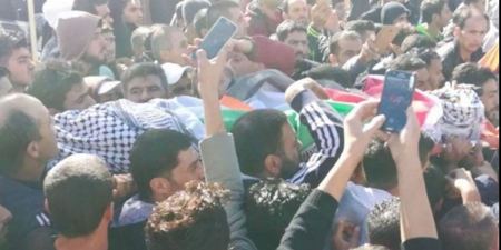  الآف يشيعون “شهيد الدفاع عن الأرض”