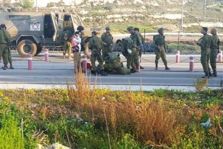 فيديو| إطلاق النار على شاب بزعم محاولته تنفيذ عملية طعن بالبيرة