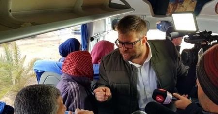 نائب اسرائيلي متطرف يقتحم حافلة أمهات أسرى غزة ويهاجمهن