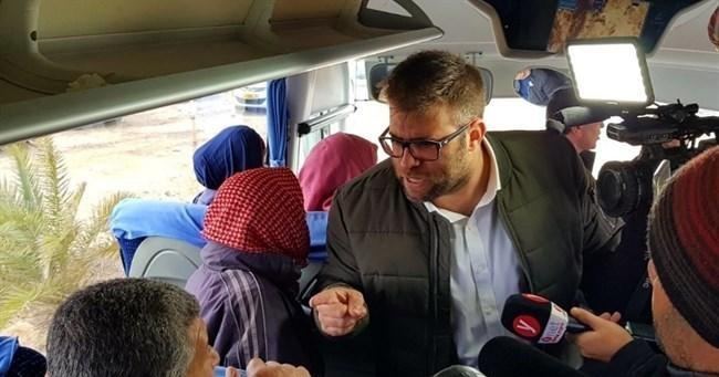 نائب اسرائيلي متطرف يقتحم حافلة أمهات أسرى غزة ويهاجمهن