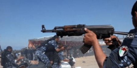 شخص يهاجم عناصر للأمن في غزة ويوقع إصابات