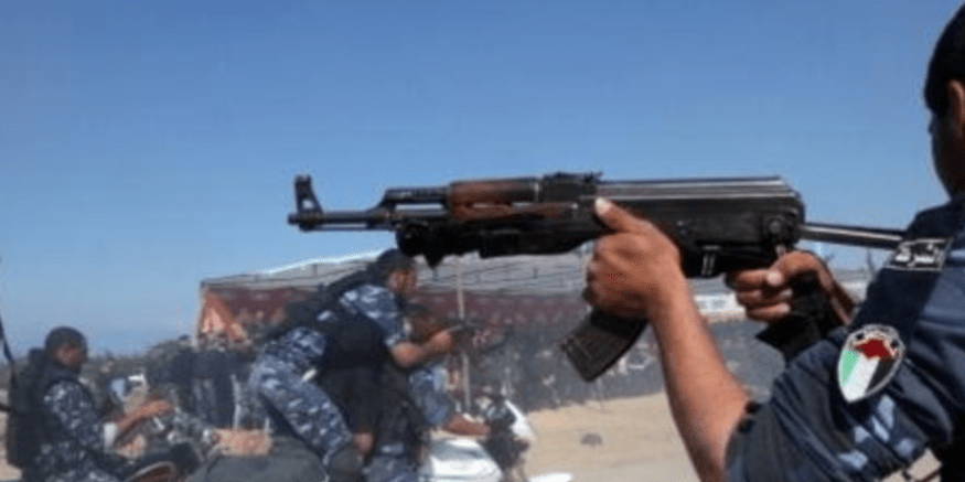 شخص يهاجم عناصر للأمن في غزة ويوقع إصابات