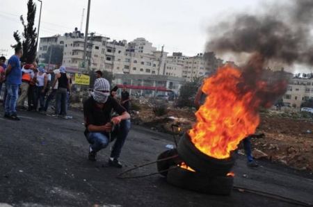 الاحتلال يزيل حواجز بالبيرة وضعها متظاهرون ضد قرار ترامب