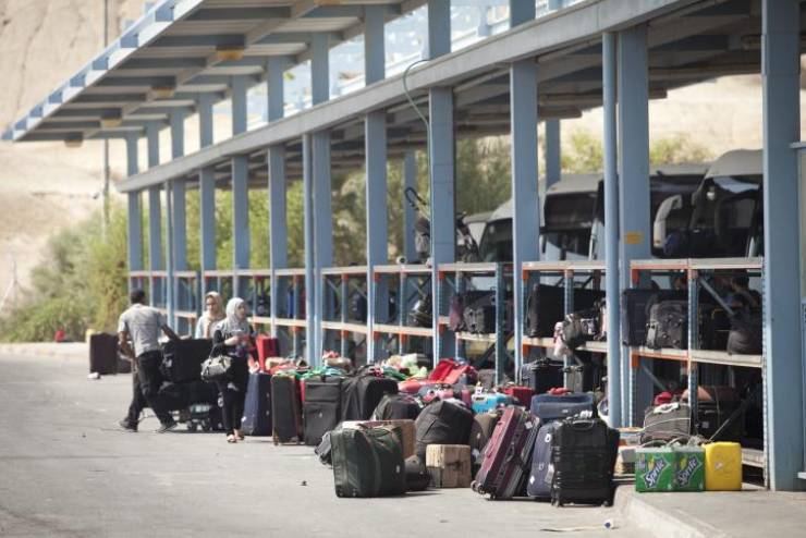 الشرطة تعتقل 38 مطلوباً على معبر الكرامة