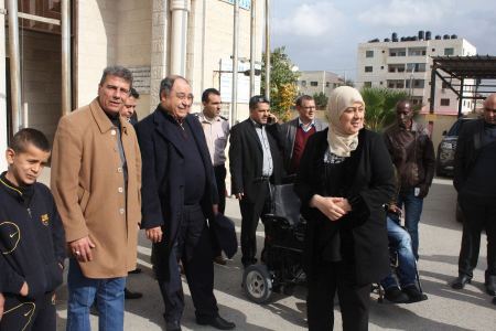 المحافظين غنام و رمضان يقدمان كرسيين كهربائيين لمواطنين من محافظة جنين