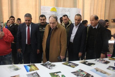 محافظ جنين رمضان يفتتح معرض صور " القدس في عيون جنين " 