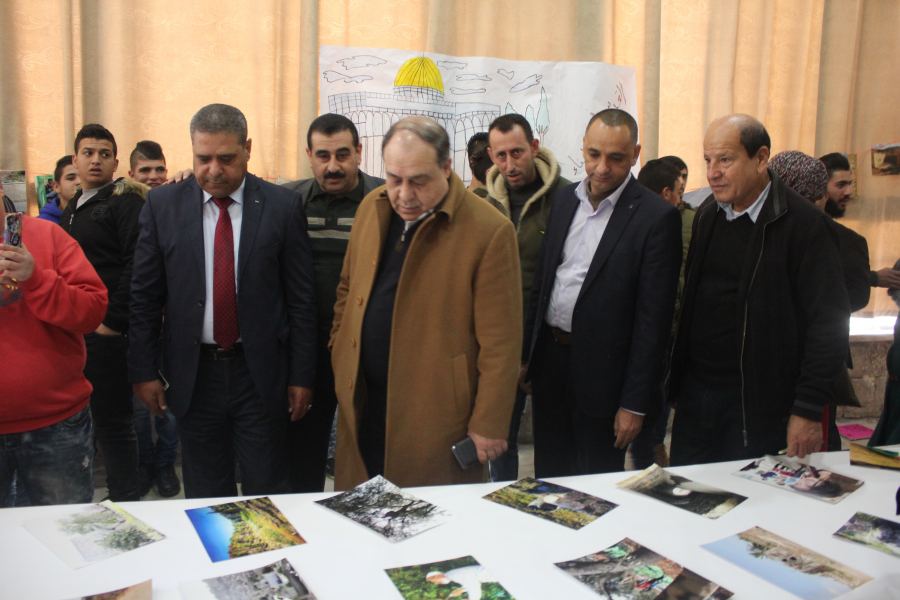 محافظ جنين رمضان يفتتح معرض صور 