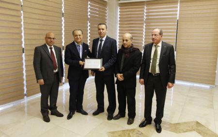 المهندس حجاوي عضو مجلس إدارة الجامعة العربية الامريكية المؤسس وعضو مجلس الأمناء يكرم مجموعة من الباحثين المتميزين في الجامعة