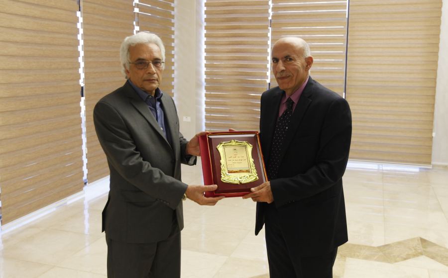  الرئيس المؤسس للجامعة العربية الامريكية يكرم عدد من موظفيها الأوائل