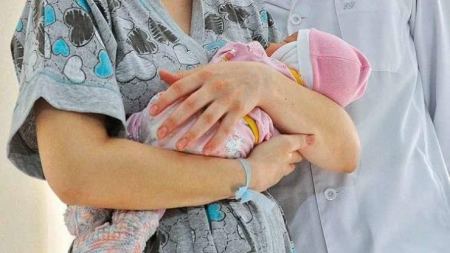 مشفى يحتجز رضيعة ويطالب اسرتها بمبلغ مالي كبير جداً.. والسبب!