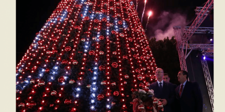  بالصور.. الحمد الله يضيء شجرة الميلاد في ساحة المهد