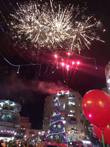 صور/ إضاءة شجرة الميلاد المجيد في مدينة رام الله 