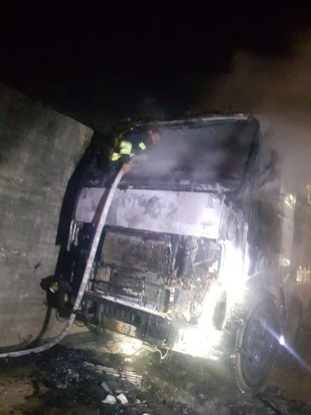 إخماد حريق في شاحنة في بلدة قباطية جنوب جنين 