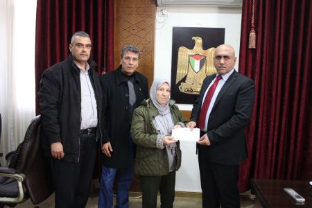  تسليم مكرمة رئاسية مالية لحالات انسانية في المحافظة