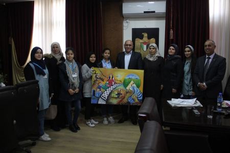  الرجوب يلتقي مديرة وطالبات مدرسة برهان الدين العبوشي