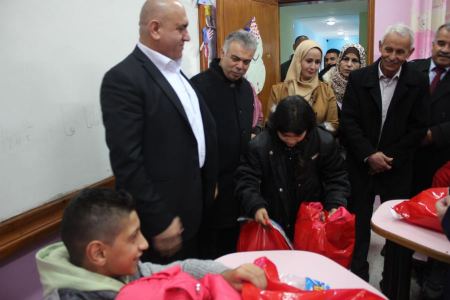 المحافظ الرجوب يسلم كسوة شتاء وألعاب لطلبة مدرسة الأمل للتربية الخاصة