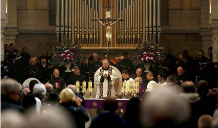  إضاءة شجرة عيد الميلاد بكنيسة المهد