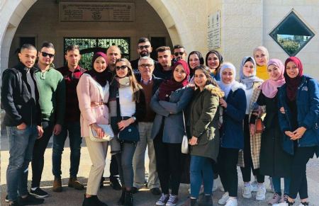  طلبة كلية العلوم الإدارية والمالية في الجامعة العربية الأمريكية في زيارة علمية لمحافظة الخليل