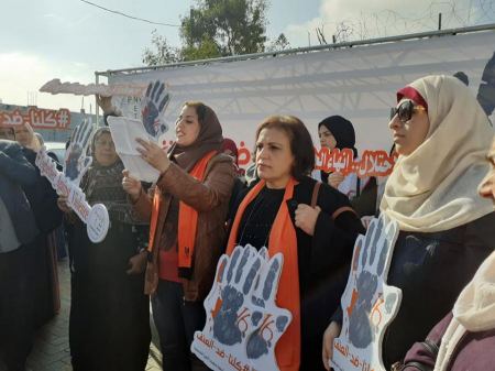 قطاع المرأة في شبكة المنظمات الأهلية ينظم وقفة تضامنية تحت شعار "إنهاء الاحتلال انهاء العنف"