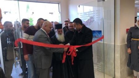 محافظ جنين يضئ شجرة الميلاد في الجامعة العربية الأمريكية