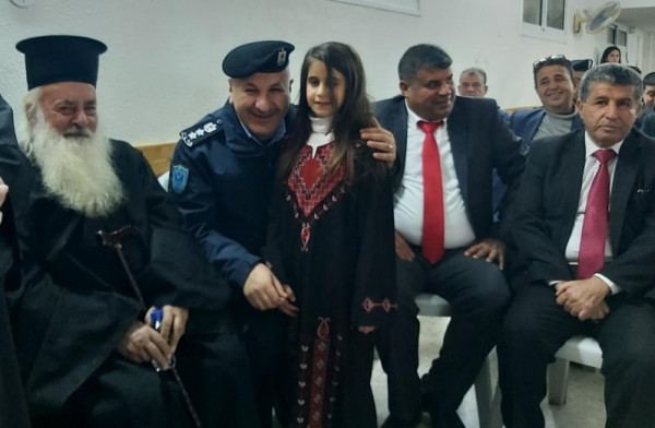 شرطة محافظة طوباس تشارك في إضاءة شجرة عيد الميلاد المجيد بطوباس