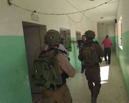  الاحتلال يعتقل طالبين ويخلي مدرسة عوريف جنوب نابلس