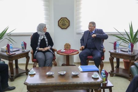 جامعة القدس تحتفل بتسليم الشهادات للطلبة الخريجين المستفيدين من منحة رجل الأعمال حماد الحرازين 