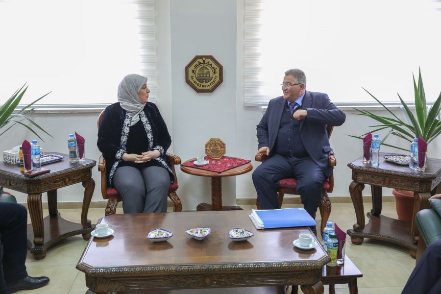 جامعة القدس تحتفل بتسليم الشهادات للطلبة الخريجين المستفيدين من منحة رجل الأعمال حماد الحرازين 