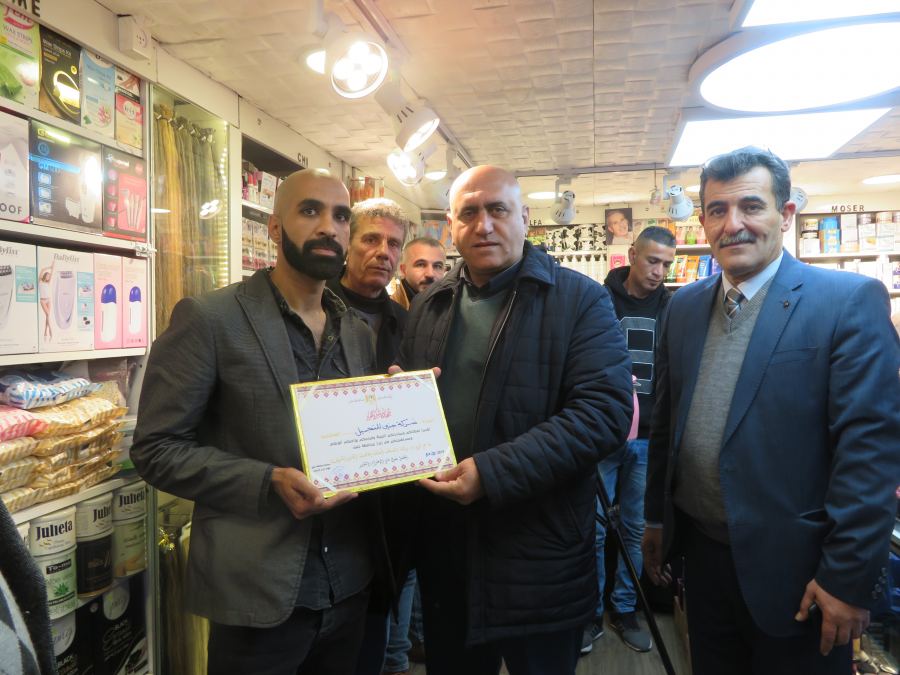 محافظ جنين يفتتح بازار الخير لدعم مرضى السرطان ودار الأيتام وبين المسنين