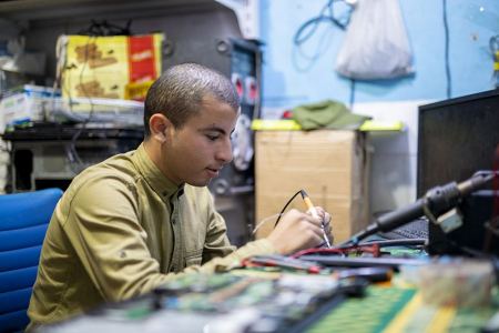 الكلية الجامعية للعلوم التطبيقية تتفقد أماكن تشغيل المستفيدين من مشروع دمج الطلائع