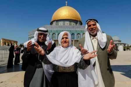  50 ألفا يؤدون صلاة الجمعة في المسجد الأقصى