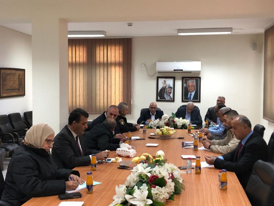 الفريق اسماعيل جبر يجتمع مع المحافظ الرجوب وقادة الأجهزة الأمنية