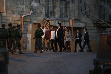 مستوطن يحاول دعس عدد من الأطفال بمسافر يطا جنوب الخليل