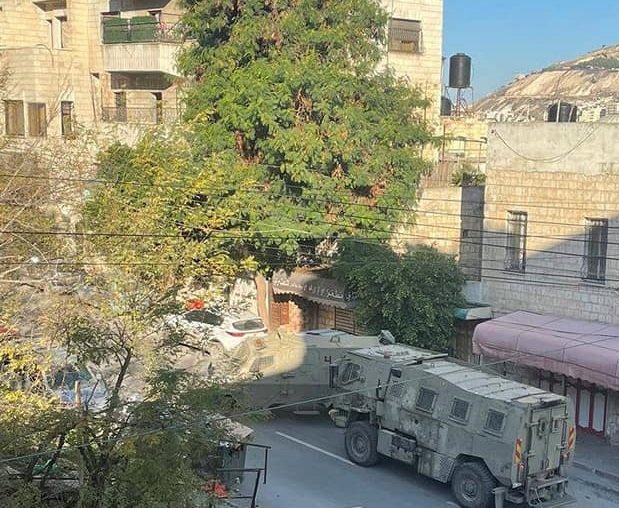 إصابة خطيرة واعتقال شاب خلال اقتحام الاحتلال نابلس